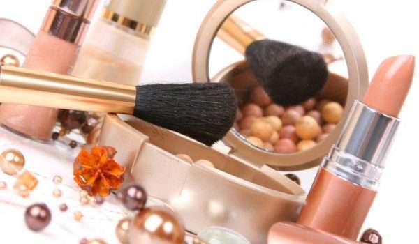 اضرار مستحضرات التجميل