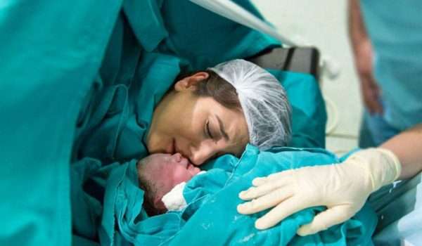 مخاطر الولادة القيصرية للأم والطفل ومتى يتم اللجوء إليها