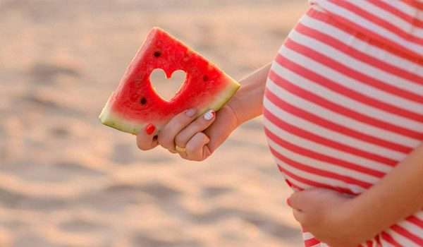 فوائد البطيخ للحامل  هل يساعد على الوقاية من تسمم الحمل