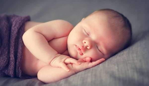 عدد ساعات نوم الطفل حديث الولادة ومتى يبدأ طفلك في النوم لفترة أطول
