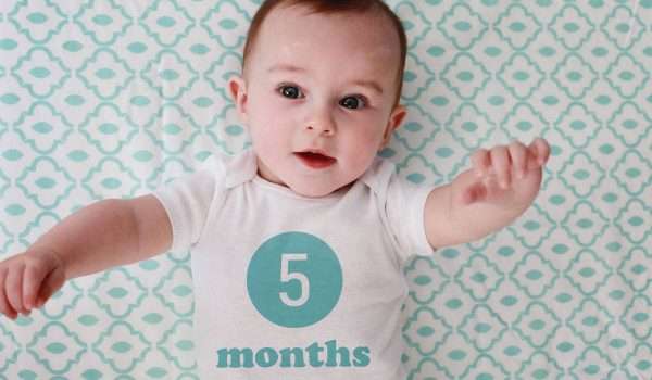 الطفل في الشهر الخامس  استعدي لبداية أكثر الفترات متعة