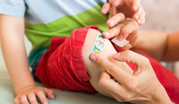 علاج الدمامل عند الاطفال  ومن هم الأطفال الأكثر عرضة للإصابة بالدمامل
